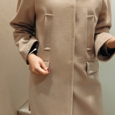 Casaco bege espesso com gola e bolsos frontais