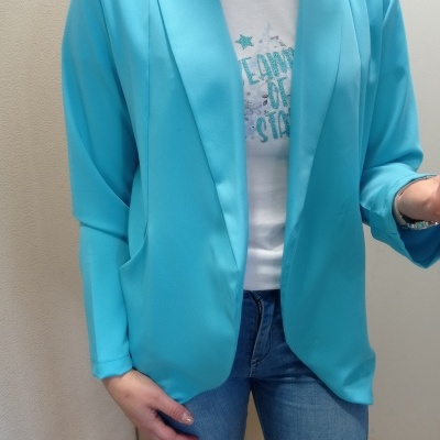 Blazer azul claro usado sobre t-shirt branca e calças de ganga azuis