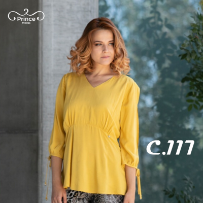 Blusa amarela com decote em V e mangas 3/4 ajustadas por fitas.