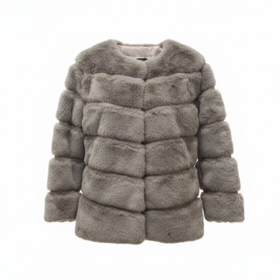 Casaco curto de pelúcia cinza claro com padrão acolchoado
