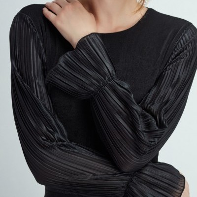 Vestido preto com mangas longas plissadas e gola redonda