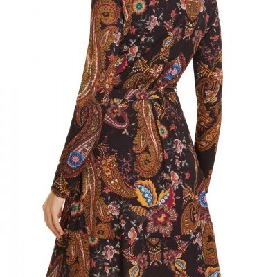 Vestido feminino estampado com padrão paisley e floral, vista traseira