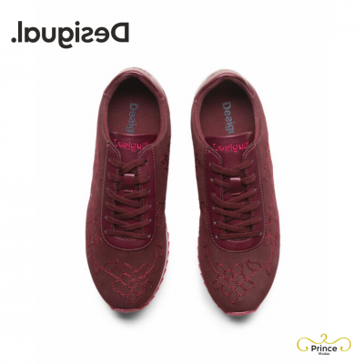 Ténis vinho com bordados florais e atacadores, marca Desigual na palmilha.