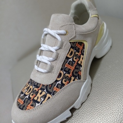 Tênis desportivo bege com estampado de letras e sola branca