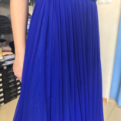 Vestido longo azul plissado com cinto acetinado e parte superior em renda azul bordada