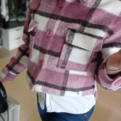 Casaco curto rosa e branco xadrez com botões e bolso no peito