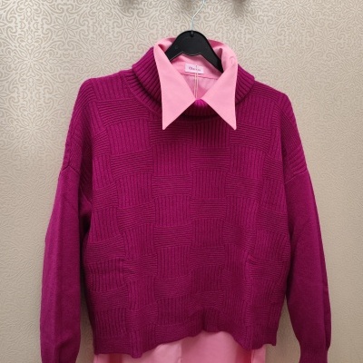 Conjunto roupa rosa claro e magenta em cabide, fundo padrão bege com texto Prince Modas