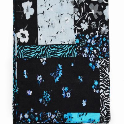 Lenço azul, preto e cinza com padrão floral e de zebra em patchwork