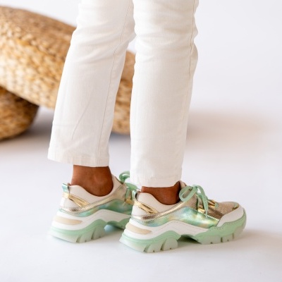 Ténis verde claro e dourado com sola grossa