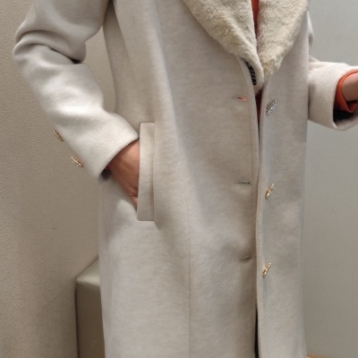 Casaco bege com gola pele sintética