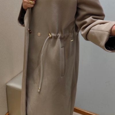 Casaco comprido bege com cinto de corda e botões dourados