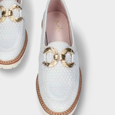 Sapatos mocassim brancos com detalhes metálicos dourados e interior rosa