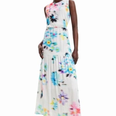 Vestido comprido feminino branco com flores coloridas e sapatos brancos com atacadores pretos