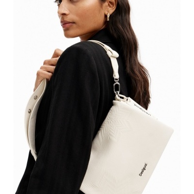 Mala branca Desigual com padrão floral em relevo, alça larga ajustável, usada por mulher com blazer preto