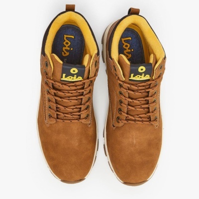 Par de sapatilhas castanhas com interiores amarelos e etiqueta LOIS