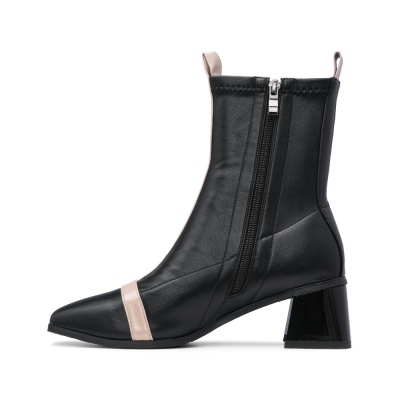 Bota preta em pele com detalhes em bege e salto quadrado