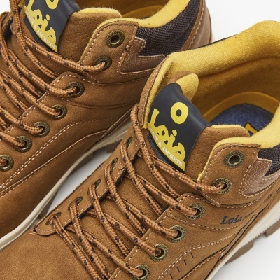 Ténis castanho em camurça com detalhes amarelos e etiquetas pretas com texto Lois