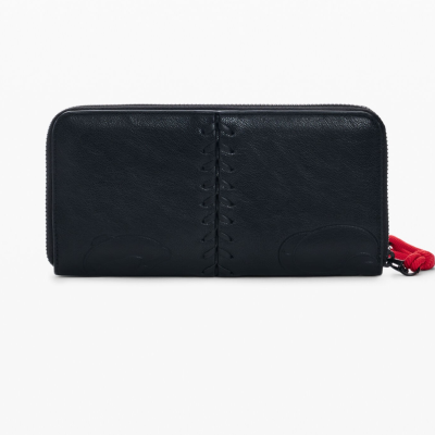 Carteira preta de pele com costura e cordão vermelho