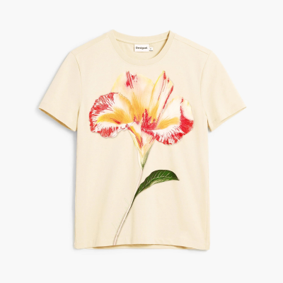 T-shirt bege claro com estampa de flor amarela e vermelha