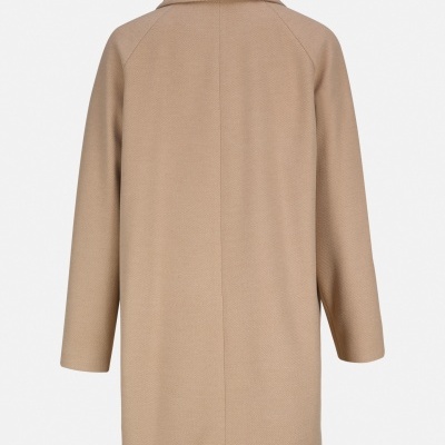Casaco bege de comprimento médio visto de trás
