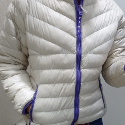 Casaco acolchoado creme com fecho de correr roxo