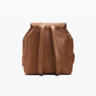 Mochila castanho claro com alças duplas e padrão floral gravado na aba superior e laterais