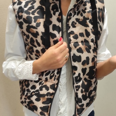 Colete acolchoado padrão animal print bege castanho preto com fecho e camisa branca com renda