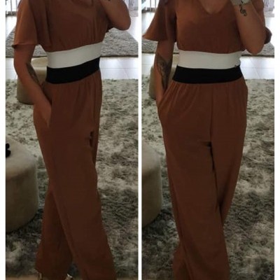 Macacão castanho com cinto branco e preto, usado por mulher num espelho.