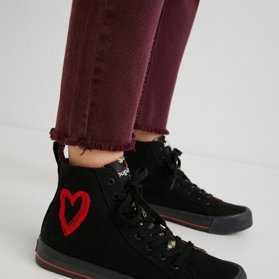 Ténis pretos de cano alto com coração vermelho bordado e sola com risca vermelha
