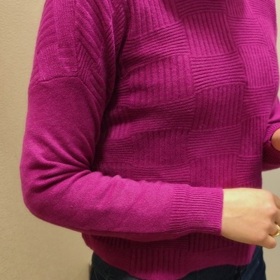 Camisola de gola alta magenta com padrão quadrado texturizado