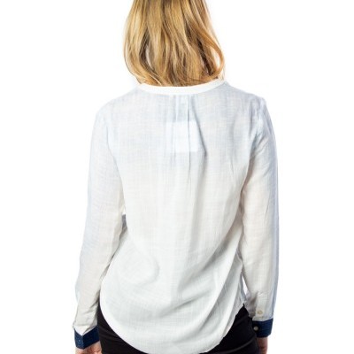 Blusa feminina branca de manga comprida vista de costas