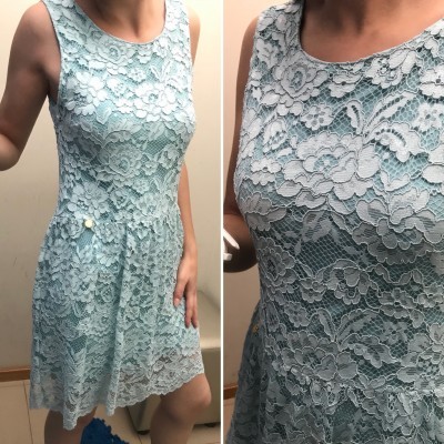 Vestido azul claro de renda com padrão floral e fundo azul