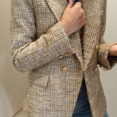 Blazer feminino camel e branco em tweed com botões dourados