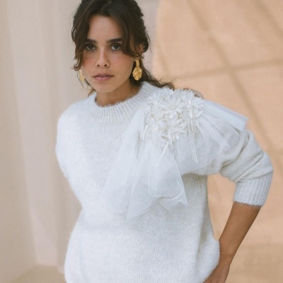 Camisola branca de malha com detalhes florais em tule no ombro e brincos dourados