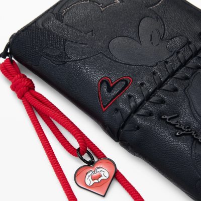 Carteira preta com relevo do Mickey e acessórios vermelhos