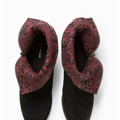 Botins pretos de camurça com padrão floral vermelho e preto no interior e zíperes laterais.