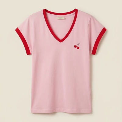 T-shirt rosa com detalhes vermelhos e bordado de cerejas