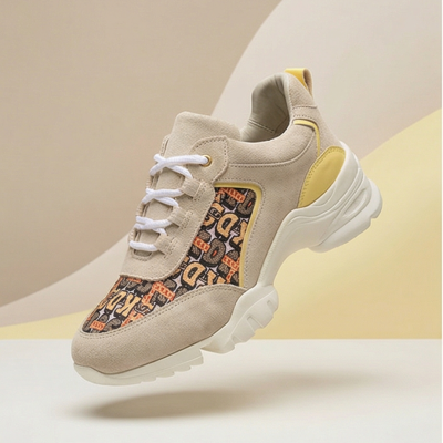 Ténis desportivos bege com padrão geométrico e detalhes amarelos
