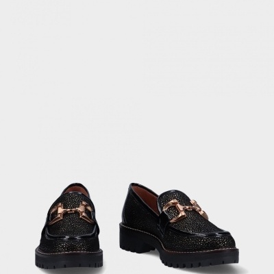 Sapatos mocassins pretos com detalhe metálico dourado e solado grosso