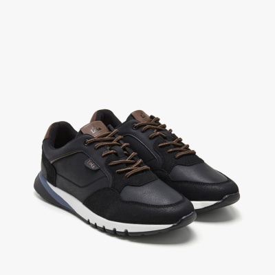 Sapatilhas desportivas pretas com detalhes castanhos e sola branca e preta.