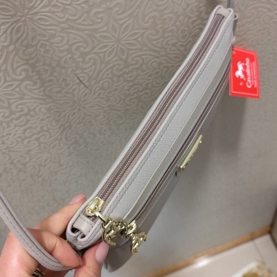 Mala de ombro cinzenta clara com fecho dourado e etiqueta vermelha Cavalinho