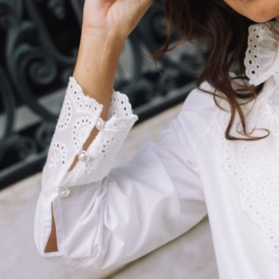 Camisa branca com golas e punhos bordados e botões de pérola