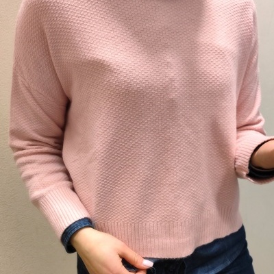 Blusão cor-de-rosa gola alta texturizado com camisa azul e jeans