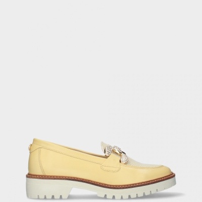 Sapato mocassim amarelo claro com sola branca e adorno metálico