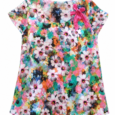 T-shirt feminina colorida de manga curta com padrão floral e laço rosa.