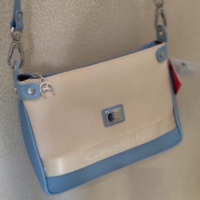 Mala de ombro bicolor azul claro e creme com decoração metálica e nome Cavalinho