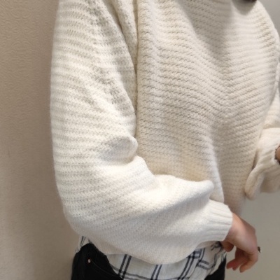 Camisola branca de malha com camisa xadrez e calças pretas