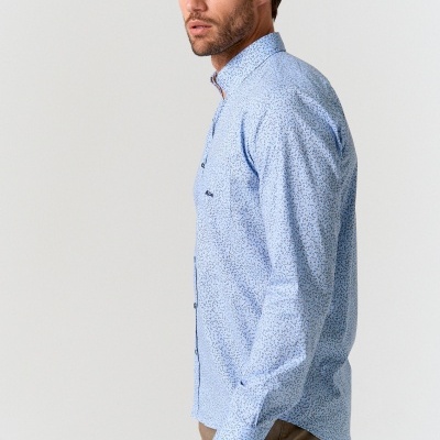 Camisa azul clara com padrão de pequenos pontos escuros usada por homem