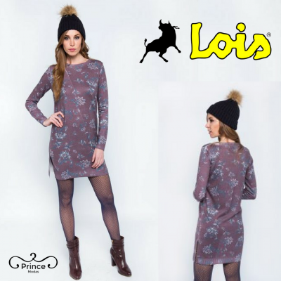 Vestido comprido floral castanho azul, collants rede, botas castanhas e gorro preto com pompom, logotipos Lois e Prince Modas