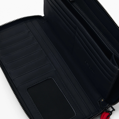 Carteira preta com fecho e puxador vermelho